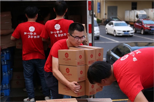 洪水無情人有情，細(xì)莫為受災(zāi)群眾輸送愛心物資