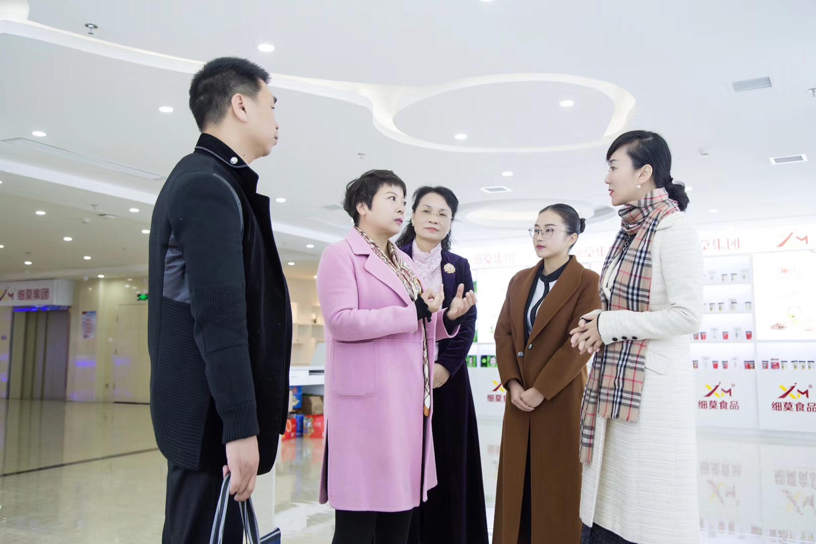 細莫受到高度贊揚--開福區(qū)委常委、統(tǒng)戰(zhàn)部長何惠風領導及工商聯(lián)領導一行到訪細莫食品